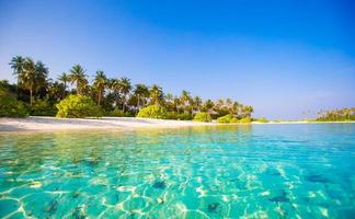 linda água azul em uma praia tropical foto