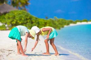 duas meninas brincando na areia foto