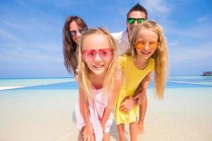 retrato de uma família durante as férias de verão foto