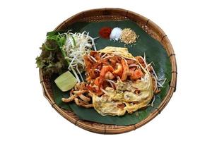 pad thai fundo branco isolado, pad thai - macarrão de arroz frito com camarão - estilo de comida tailandesa, menu tailandês popular foto