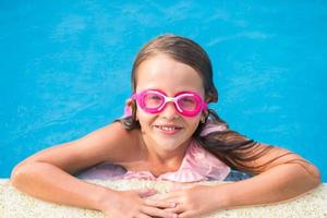 garota de óculos na piscina foto