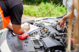 closeup e reparo automático de colheita publicam uma lista de reparos de acordo com pedidos de clientes em fundo desfocado. foto