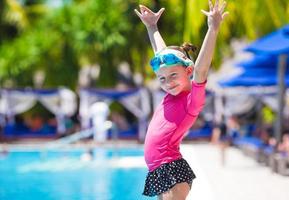 garota se divertindo em uma piscina ao ar livre foto