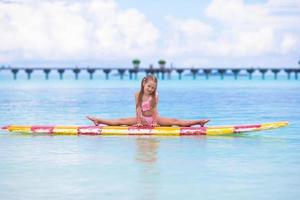 garota posando em uma prancha de surf foto