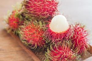 fruta fresca de rambutan foto