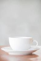 xícara de café em um fundo cinza foto