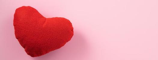 conceito de design do dia dos namorados de coração vermelho em fundo rosa. foto