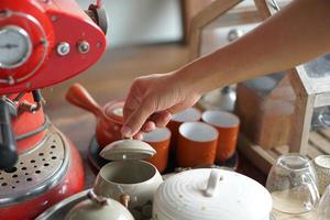 mão humana feminina segurando uma xícara de café foto