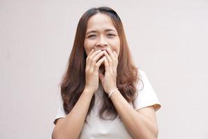 as mulheres asiáticas têm dor e sensibilidade nos dentes. foto