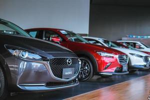 bangsaen tailândia novembro de 2022 este carro mazda 2 cx3 cx30 mazda3 bt50 marca japão stock car garagem concessionária no quarto cliente estacionado no showroom da tailândia para imagem editorial ilustrativa. foto