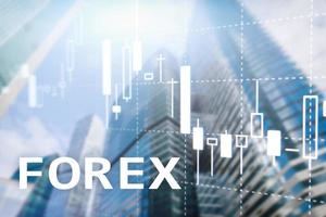 negociação forex, gráfico de velas financeiro e gráficos sobre fundo desfocado do centro de negócios. foto