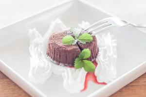 Bolo de chocolate lava em um prato branco foto