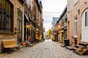 pequena rua da rue du petit-champlain na cidade velha de quebec, quebec, canadá foto