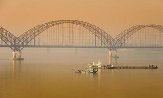 ponte yadanabon ou ponte irrawaddy em sagaing, myanmar foto