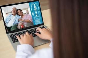 médico videoconferência online com o paciente idoso idoso para monitorar e pedir sintomas da doença e dar conselhos e consultas de cuidados de saúde, telemedicina e conceito de telessaúde. foto