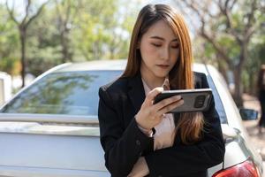 motoristas de mulher chamam o seguro após um acidente de carro antes de tirar fotos e enviar o seguro. ideia de reivindicação de seguro de acidente de carro on-line depois de enviar fotos e evidências para uma companhia de seguros.