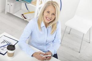 retrato de uma mulher de negócios atraente no escritório foto