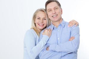 retrato de casal de meia-idade isolado no fundo branco. foto