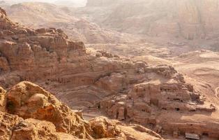 vista de cima para o teatro nabateu esculpido em pedra e túmulos ao redor, petra, jordânia