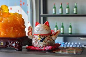 gato da sorte japonês maneki neko balcão de restaurante de cerâmica ornamento asiático fofo foto