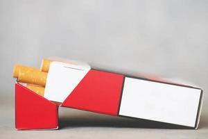 descasque-o maço de cigarros prepare fumar em fundo branco de madeira. linha de embalagem. foto filtra a luz natural.