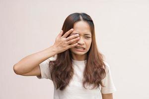 as mulheres asiáticas têm muita fadiga ocular foto