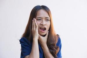 as mulheres asiáticas têm dor e sensibilidade nos dentes. foto