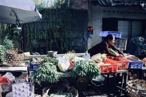 badung bali 13 de janeiro de 2023 foto de um vendedor esperando que alguém compre seus produtos em pasar kumbasari badung