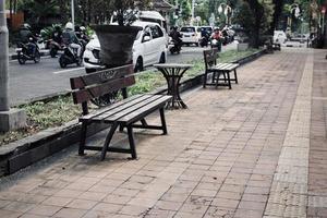 uma cadeira na calçada na área da rua gajah mada, denpasar foto