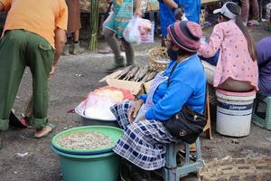 badung bali 13 de janeiro de 2023 foto de um vendedor esperando que alguém compre seus produtos em pasar kumbasari badung