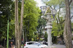 um poste de luz de rua que é tão estético em uma área de parque em denpasar. foto