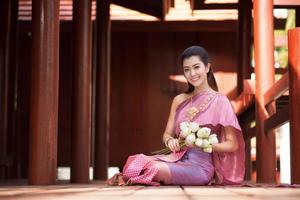 linda garota tailandesa em traje tradicional tailandês foto