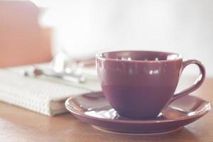 xícara de café violeta em uma mesa foto