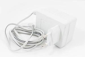 adaptador de energia branco em um fundo branco foto