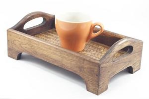 xícara de café marrom em uma bandeja de madeira foto