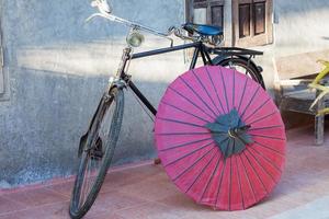 guarda-chuva vermelho e uma bicicleta foto