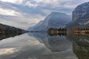 vista do castelo de toblino em dia de inverno foto