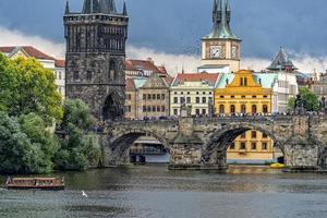 praga ponte carlos vista do rio moldávia foto