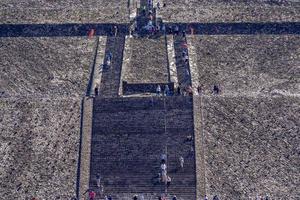 cidade do méxico, méxico - 30 de janeiro de 2019 - escalada turística pirâmide de teotihuacan méxico foto