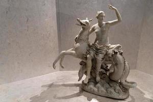nápoles, itália - 1 de fevereiro de 2020 - estátua romana de mármore do cavalo-marinho foto