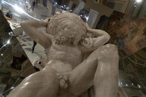 nápoles, itália - 1 de fevereiro de 2020 - atlas segurando a estátua de mármore do globo foto