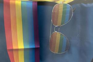óculos de sol com bandeira do arco-íris fecham detalhes foto