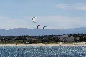 la ventana, méxico - 16 de fevereiro de 2020 - kitesurf na praia ventosa foto