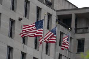 Washington DC Edifícios da rua 16 com janelas acenando a bandeira dos EUA foto