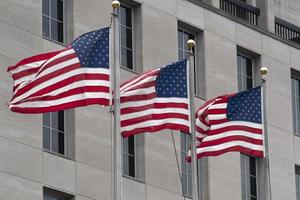 Washington DC Edifícios da rua 16 com janelas acenando a bandeira dos EUA foto