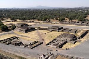 cidade do méxico, méxico - 30 de janeiro de 2019 - turista na pirâmide de teotihuacan méxico foto