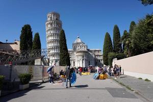 pisa, itália - 26 de setembro de 2017 - barreira antiterrorista na famosa cidade da torre inclinada foto