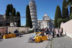 pisa, itália - 26 de setembro de 2017 - barreira antiterrorista na famosa cidade da torre inclinada foto