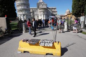 pisa, itália - 26 de setembro de 2017 - barreira antiterrorista na famosa cidade da torre inclinada foto