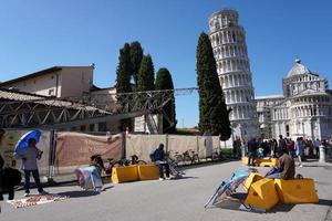 pisa, itália - 26 de setembro de 2017 - barreira antiterrorista na famosa cidade da torre inclinada foto